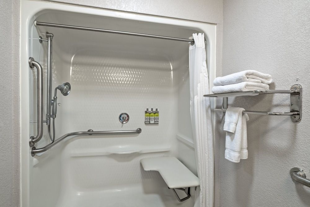 Holiday Inn Express & Suites WOODBRIDGE by IHG 2