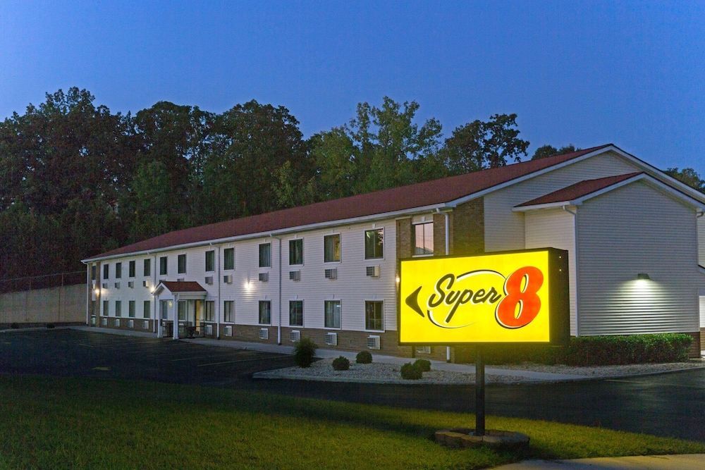 Super 8 by Wyndham Radcliff Ft. Knox Area 1