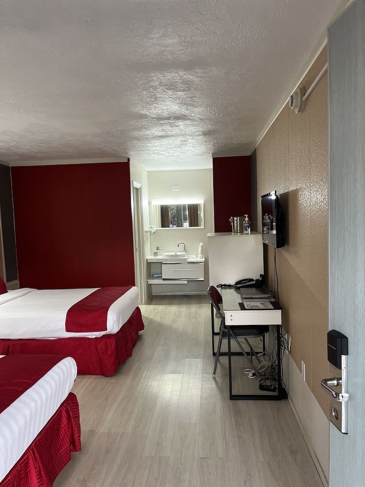 Travelodge by Wyndham Orlando at Heart of International Drive 2