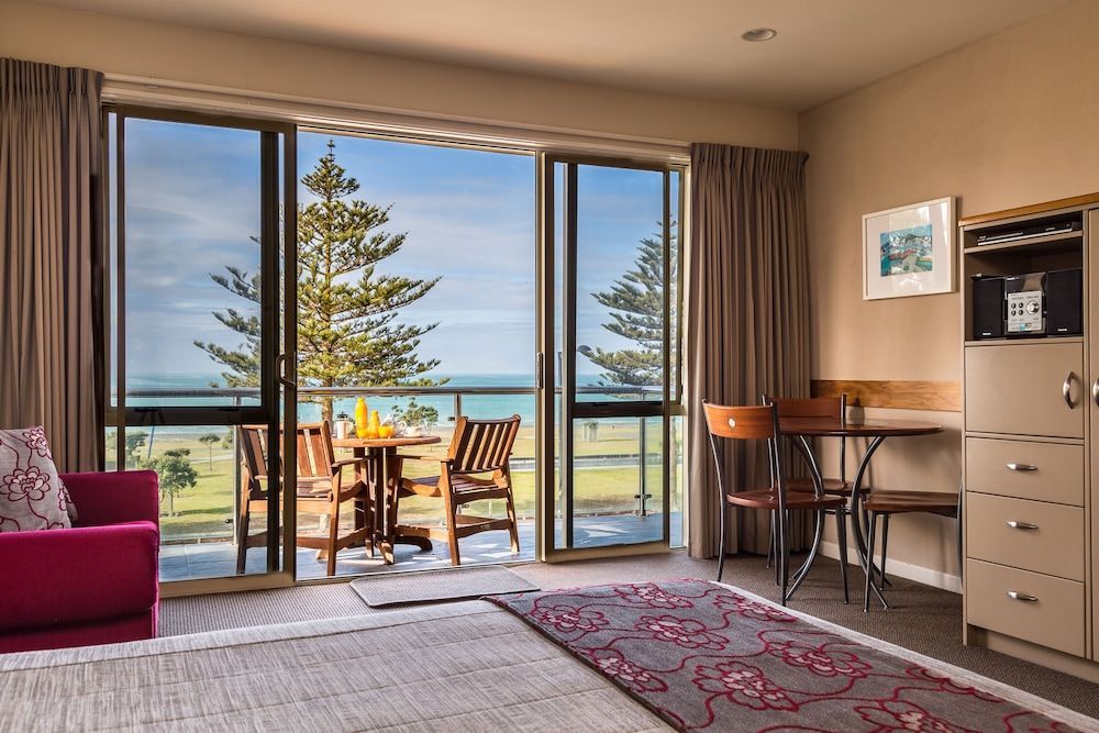 Pebble Beach Motor Inn 1