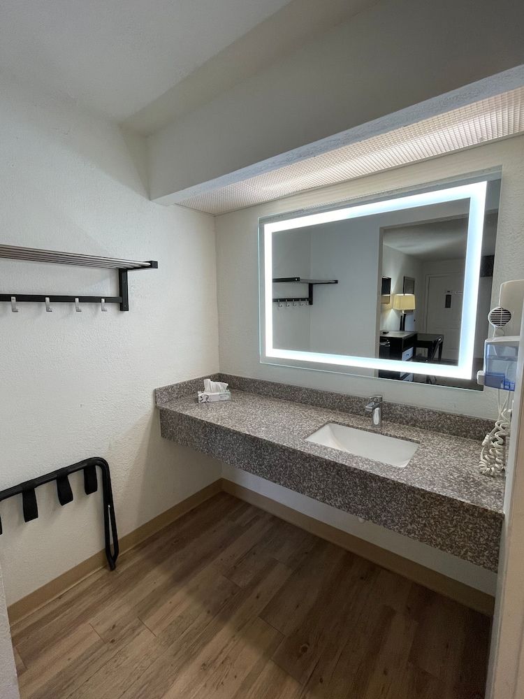 Tricove Inn & Suites 2