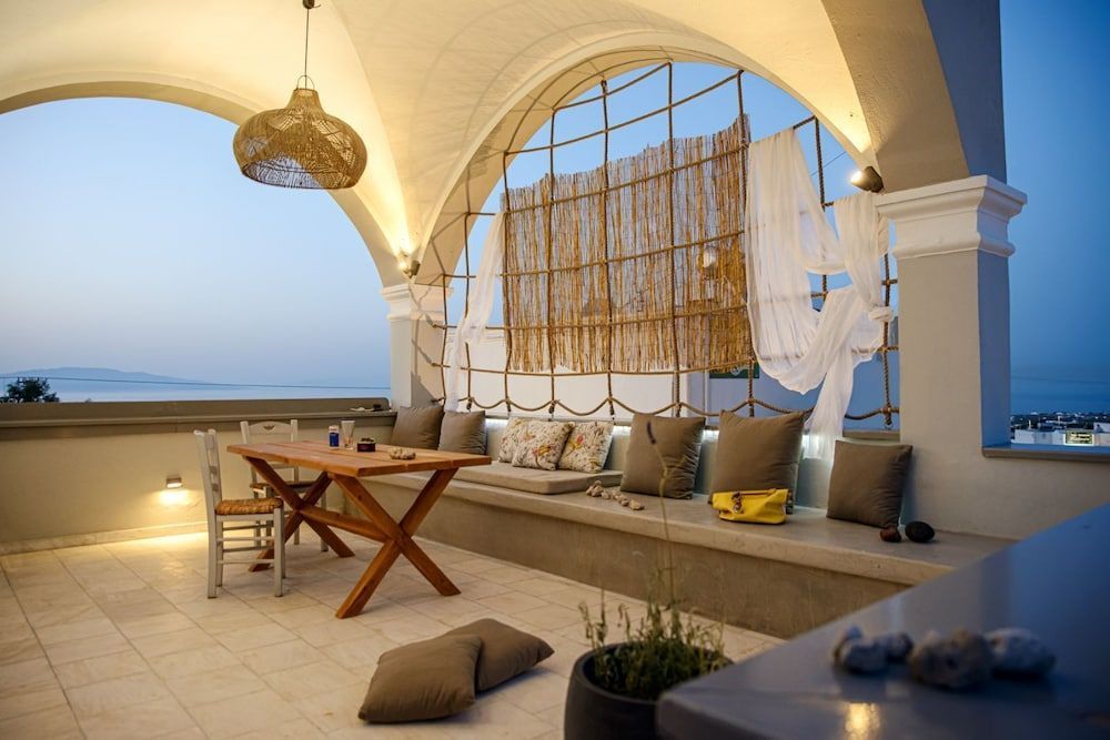 Central Hostel Oia 1
