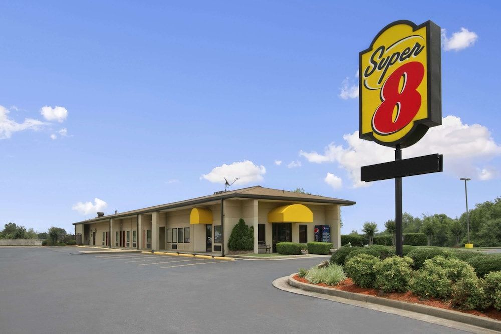 Super 8 by Wyndham Tupelo Airport 1