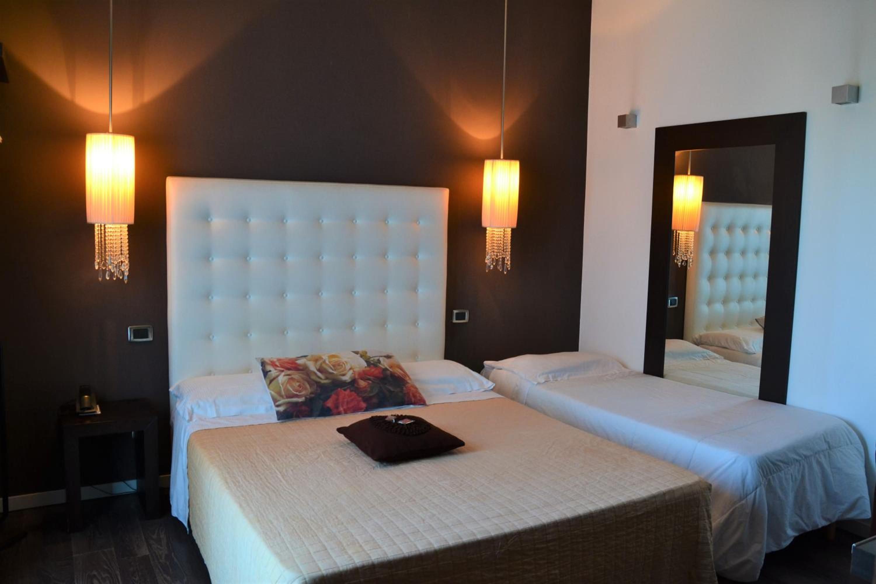 Hotel In - Lounge Room 1