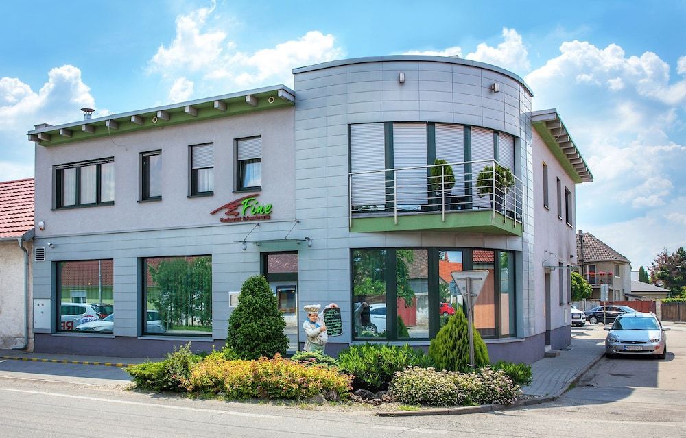 Fine Restaurant & Apartments 1