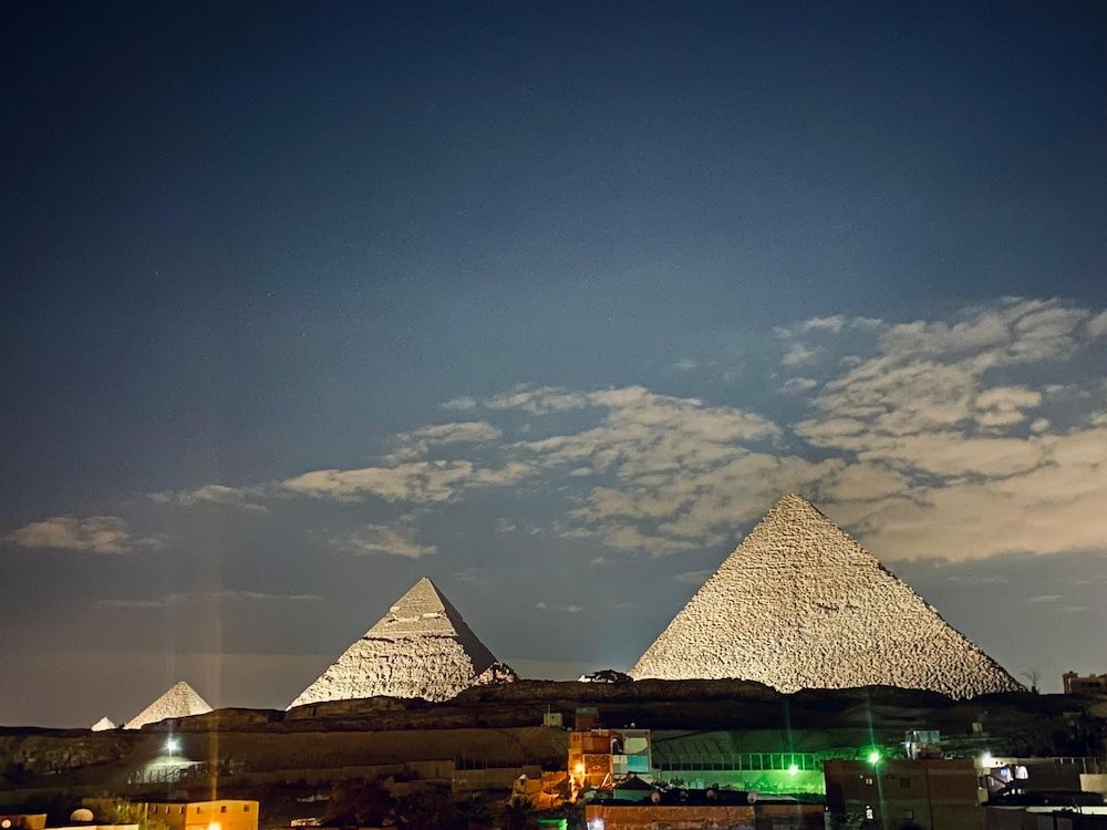 Isis pyramids view inn 1