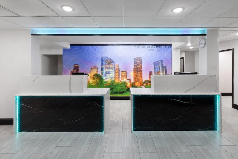 La Quinta Inn & Suites by Wyndham Houston Bush IAH South 2