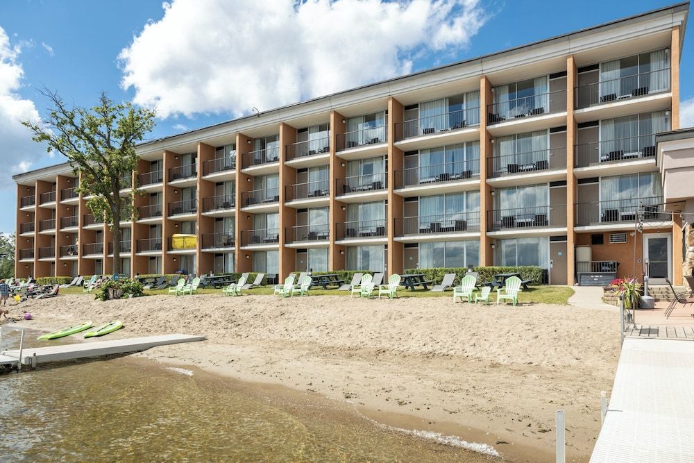 Holiday Inn DETROIT LAKES - LAKEFRONT by IHG 1