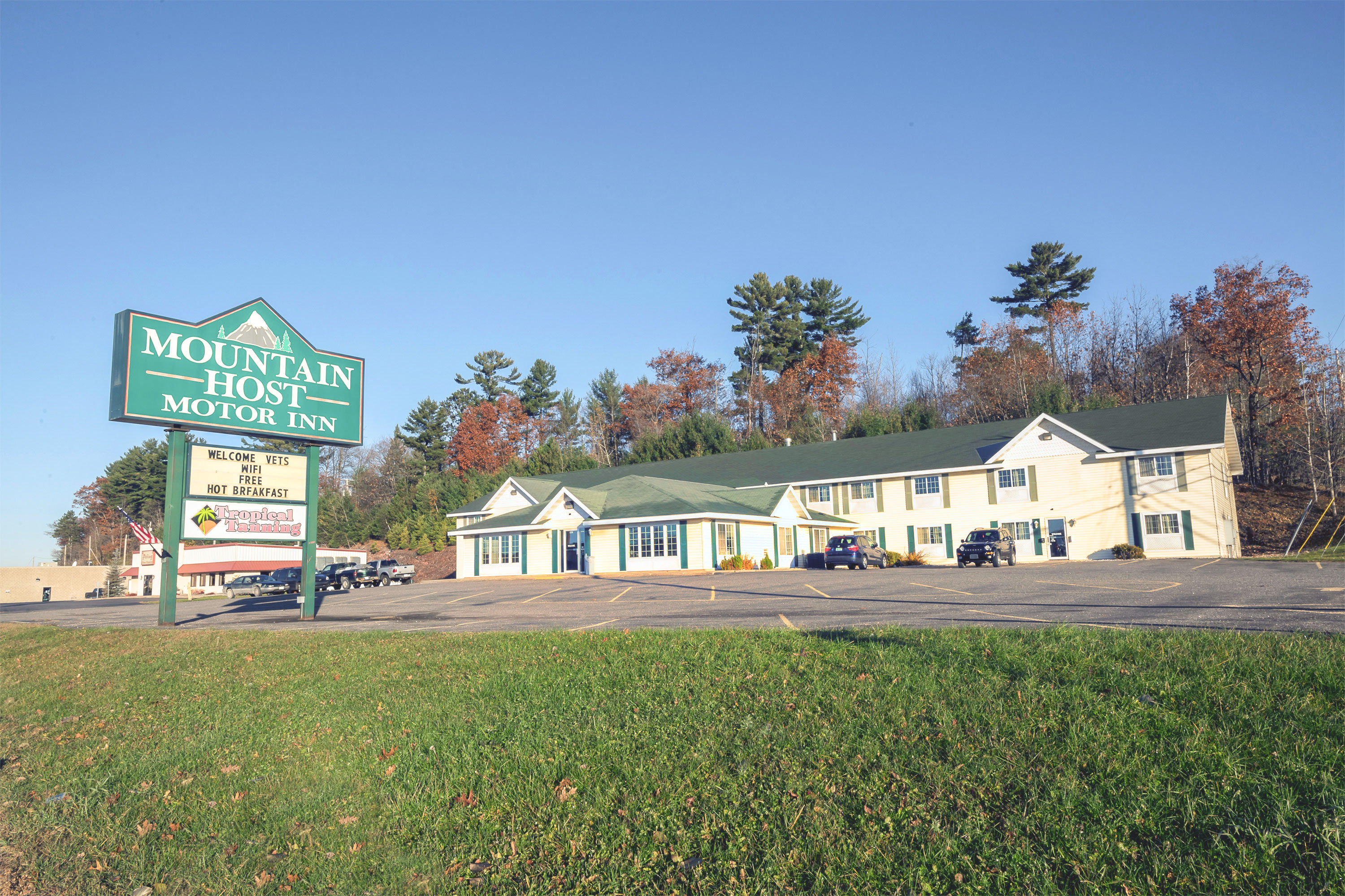Mountain Host Motor Inn 1