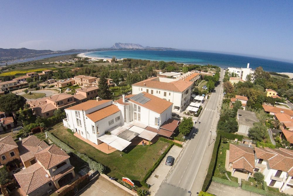 HOTEL Al FARO , SPIAGGIA LA CINTA ,SAN TEODORO 1