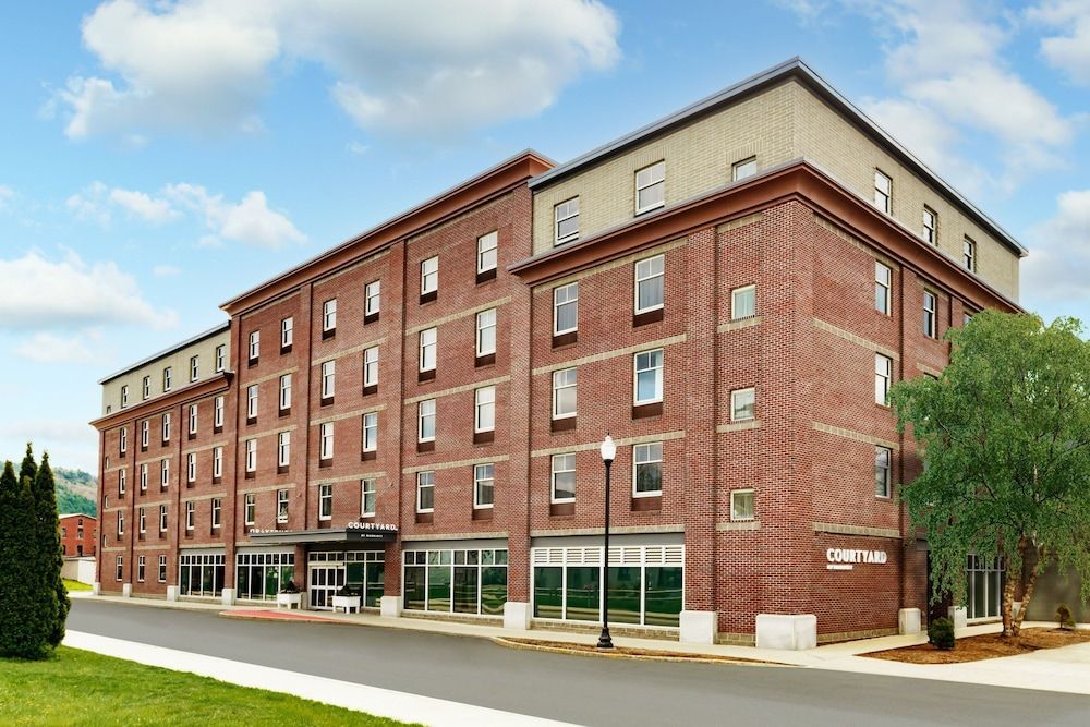 Courtyard Keene Downtown 1