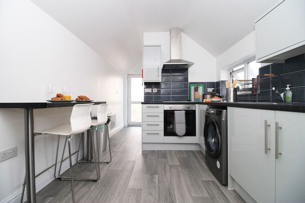 Cardiff Private Double Rooms with Shared Bathroom Wi-Fi and Free On-Street Parking 1
