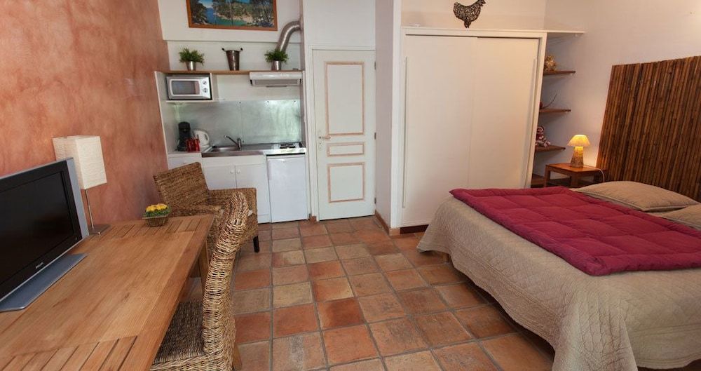 Le Mas de Bertagne studio kitchenette terrasse piscine 2
