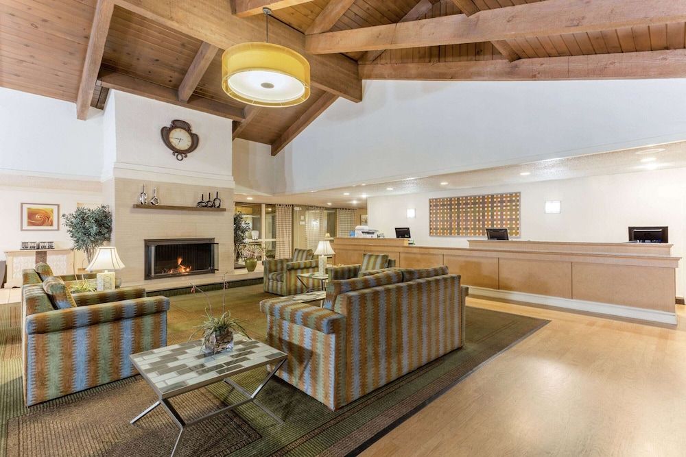 La Quinta Inn & Suites by Wyndham Redding 2