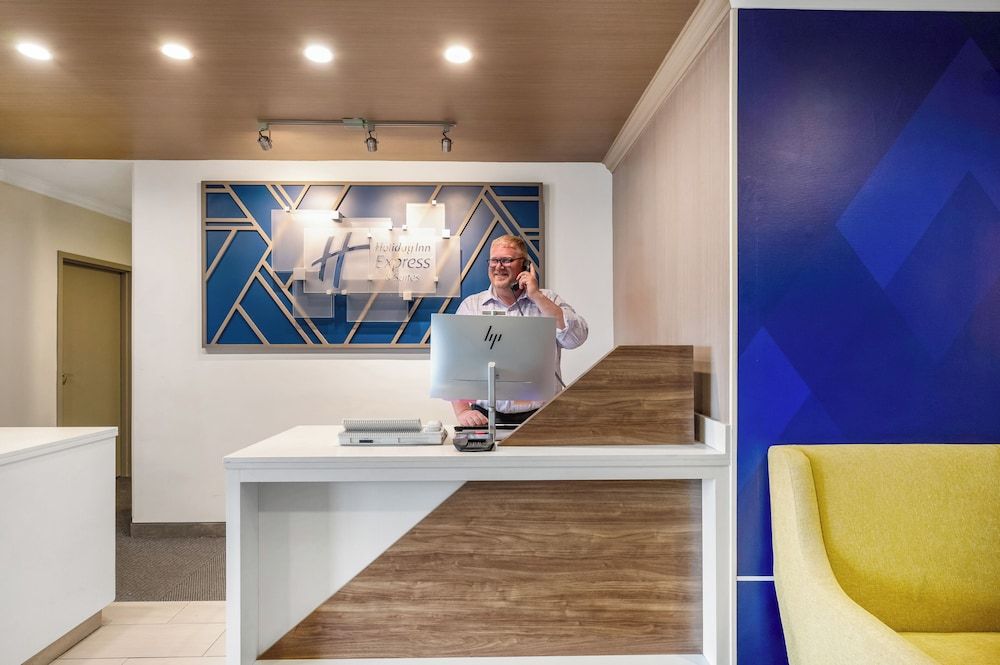 Holiday Inn Express & Suites BUFFALO-AIRPORT by IHG 2
