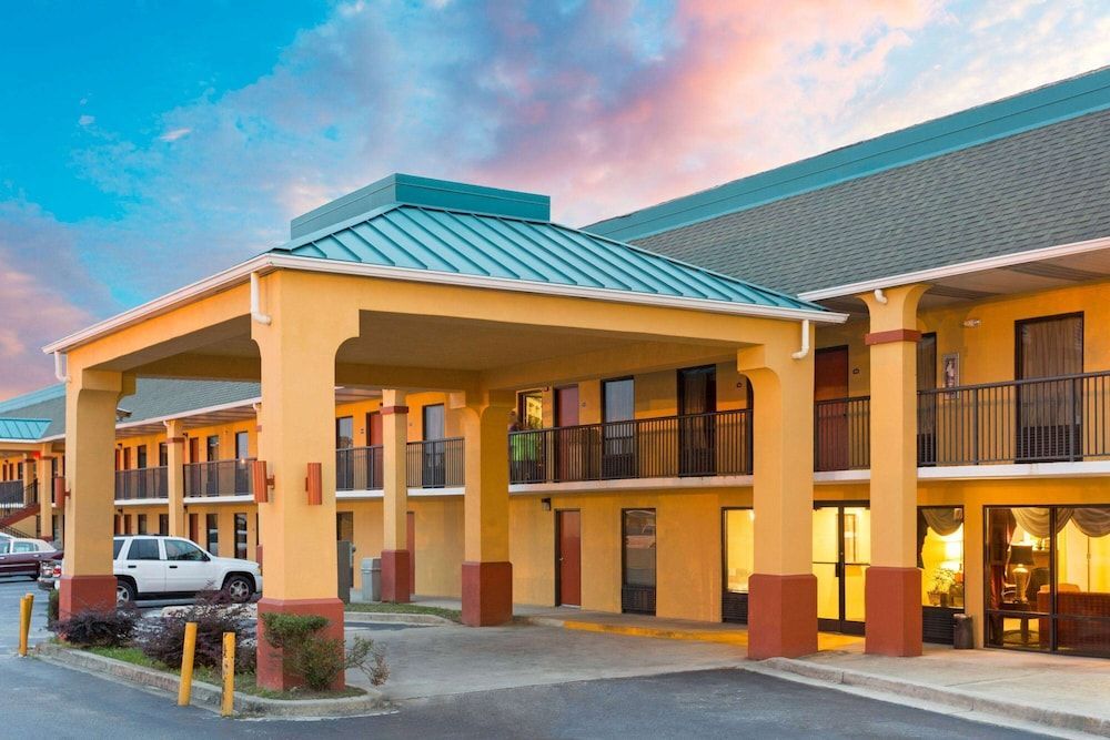 Super 8 by Wyndham Orangeburg Near I-26 1