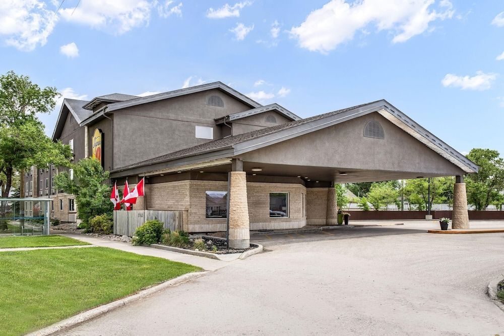 Super 8 by Wyndham Winnipeg West 1