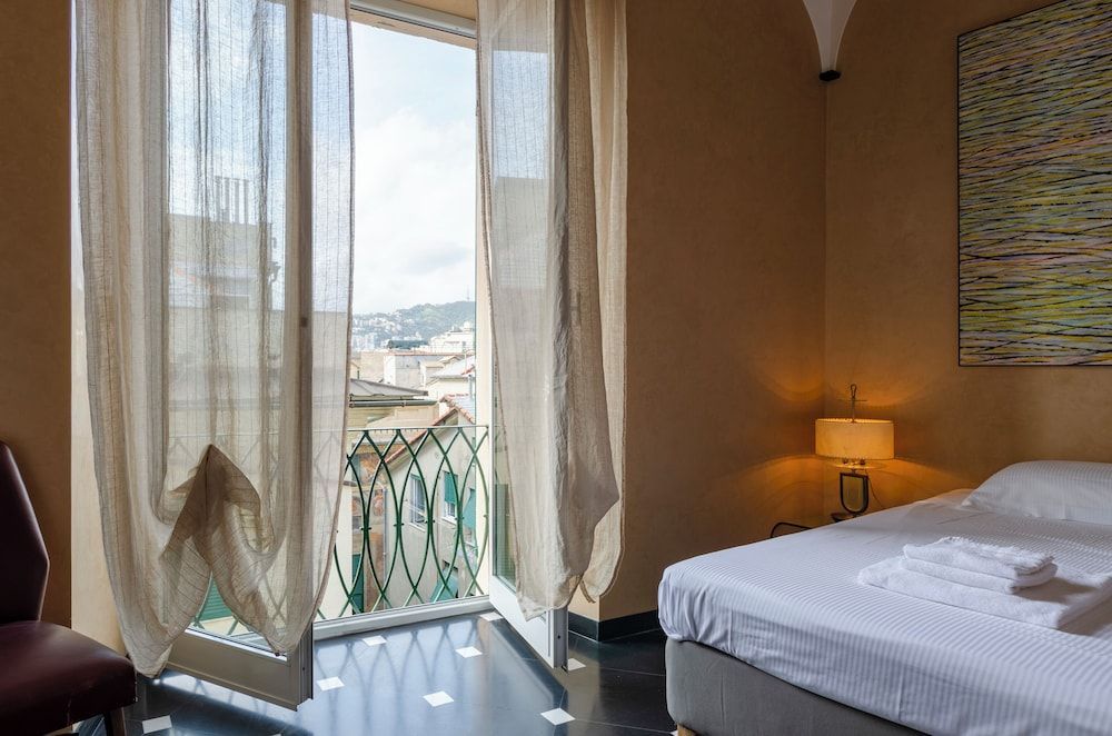 JOIVY Exclusive Flat for 7 near Cathedral of Genoa 2