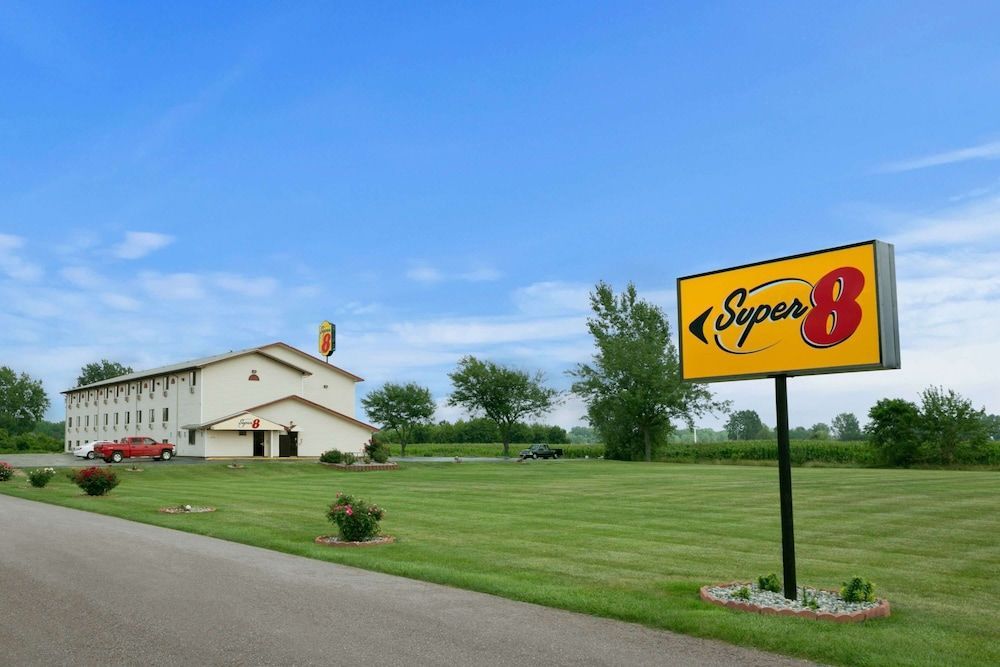 Super 8 by Wyndham Saginaw 1