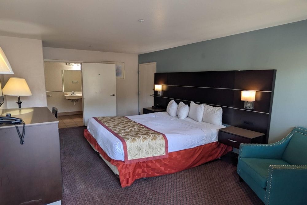 Olive Tree Inn & Suites, a Howard Johnson by Wyndham 1