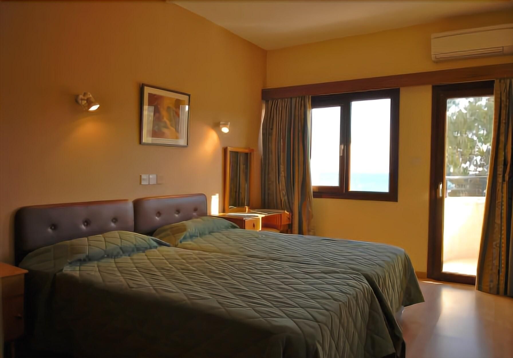 Pigeon Beach Hotel Apartments 1