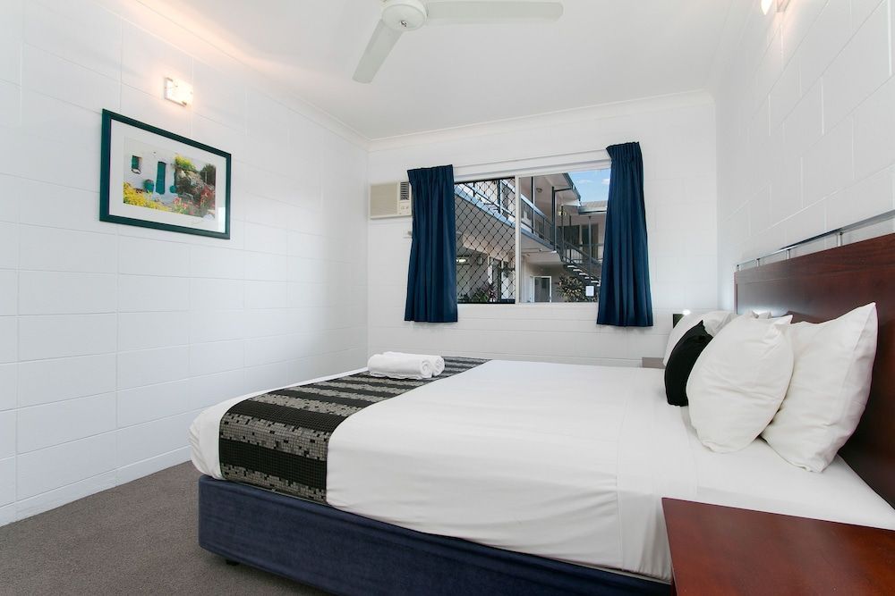 Cairns City Palms 2