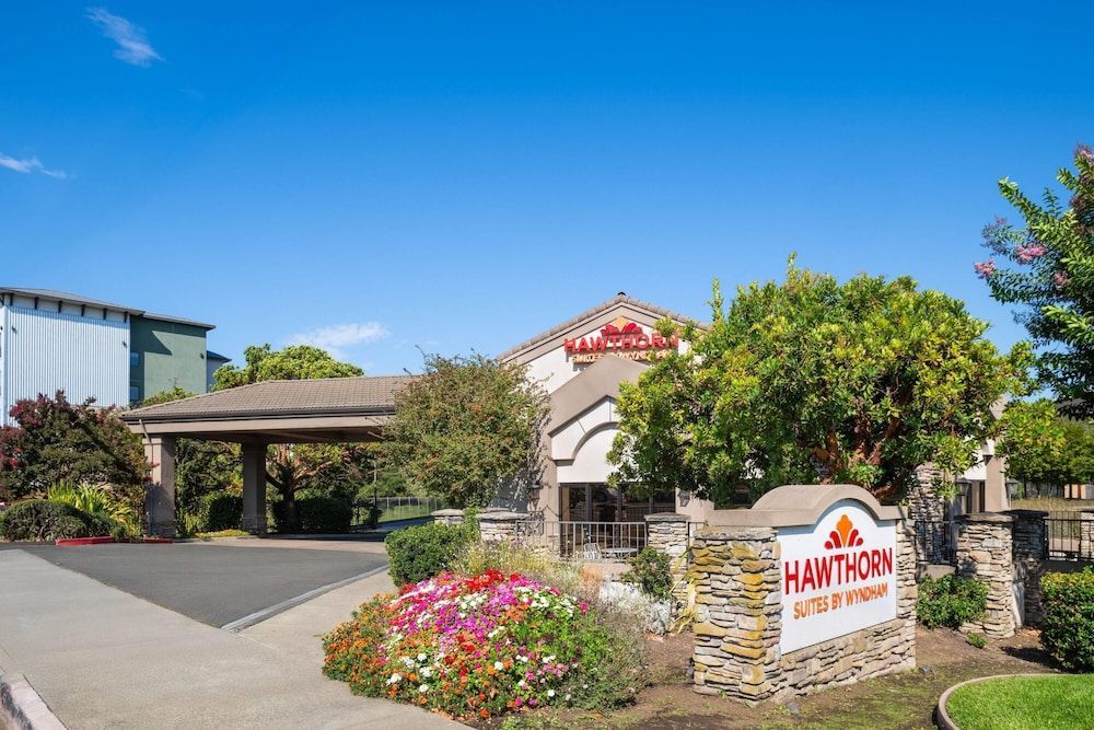 Hawthorn Suites by Wyndham Napa Valley 1