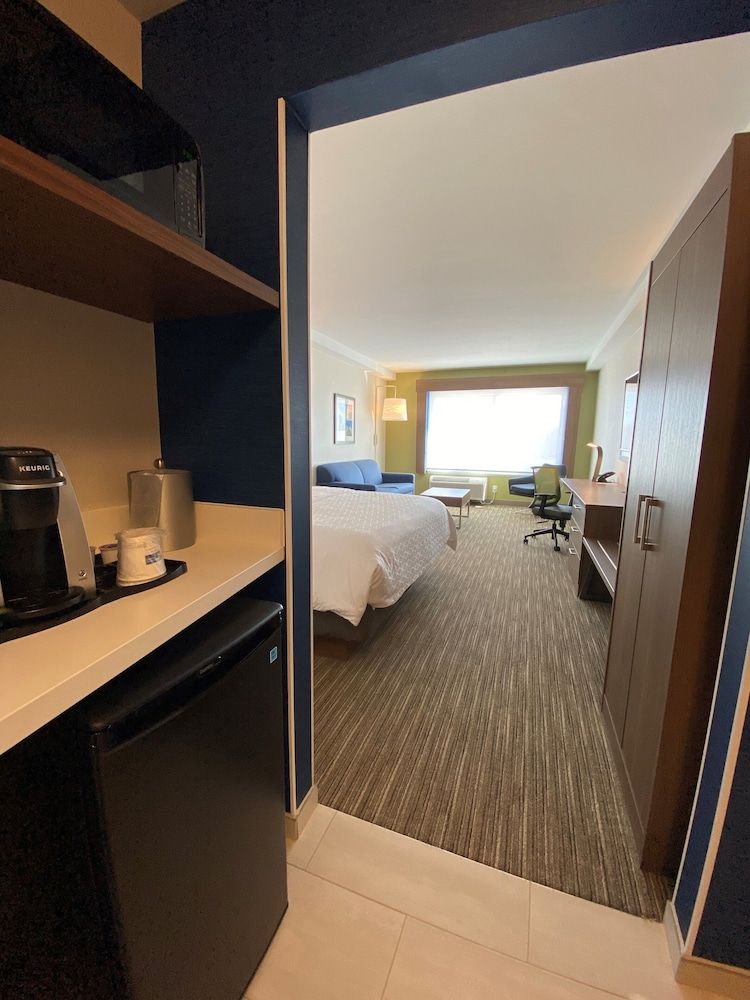 Holiday Inn Express & Suites AURORA by IHG 2
