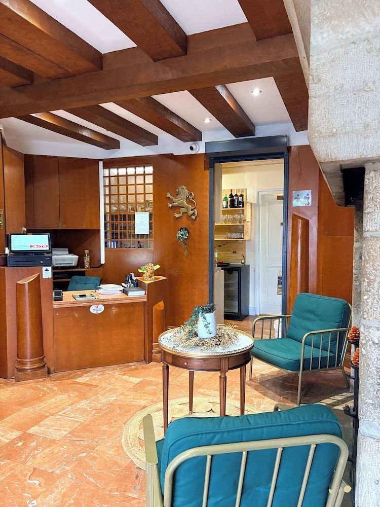 Logis Hôtels - Hôtel et Restaurant Le Lion d'Or 2