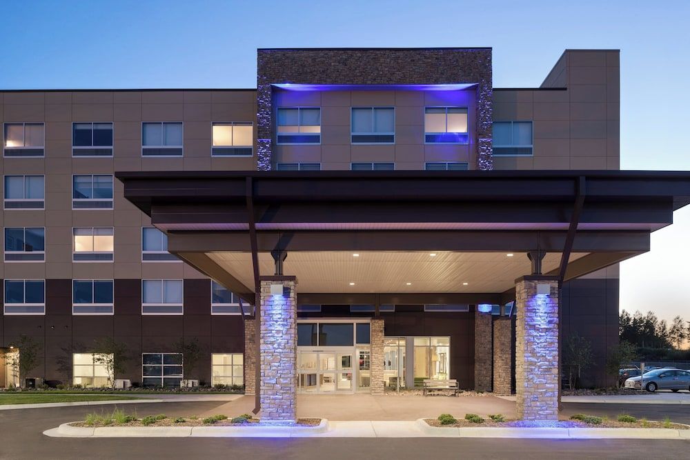 Holiday Inn Express & Suites DULUTH NORTH - MILLER HILL by IHG 1
