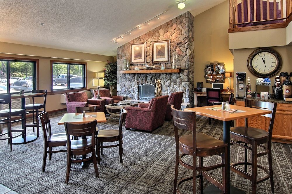 Blossom Hotel & Suites Traverse City 1
