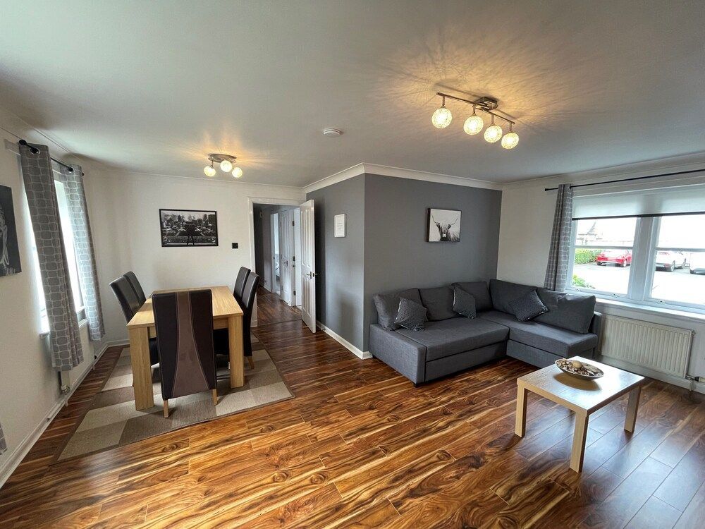 Beautiful 2-bed Apartment in Renfrew 1
