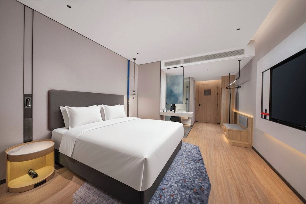 Holiday Inn Express Shenzhen Baolong Metro Station by IHG 1