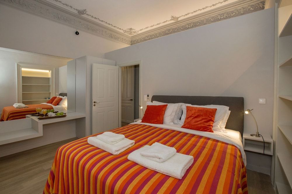 Magnificent neoclassical apt in Syntagma-Plaka by GHH 2