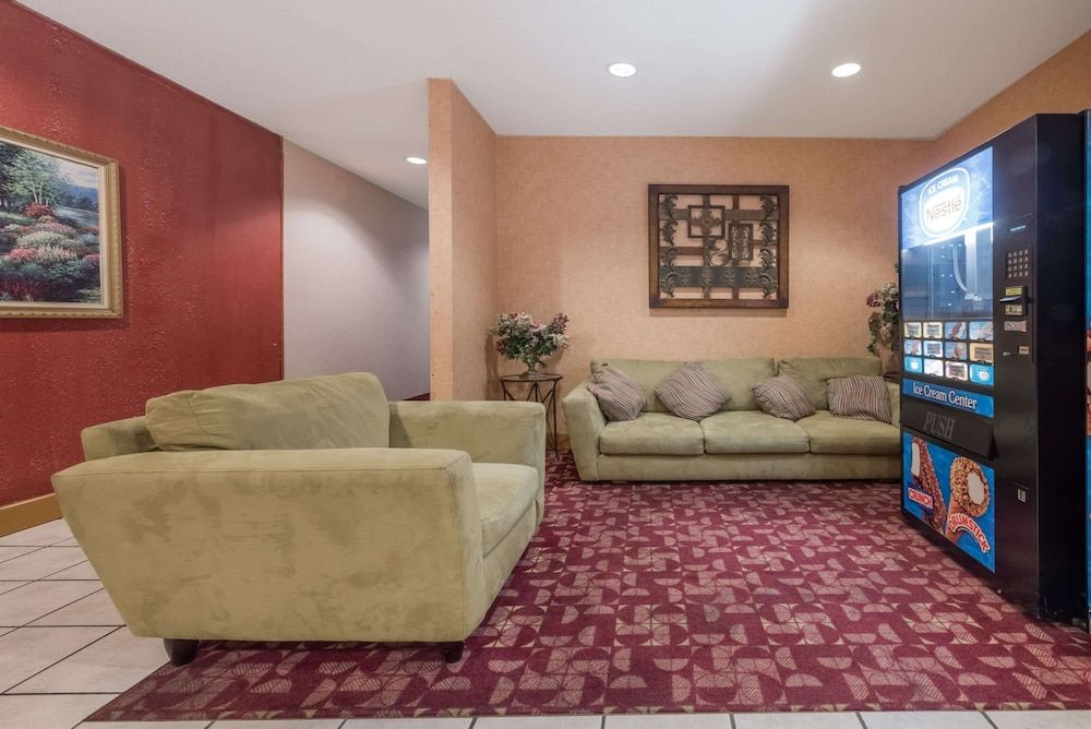 Super 8 by Wyndham Fort Worth Downtown South 2