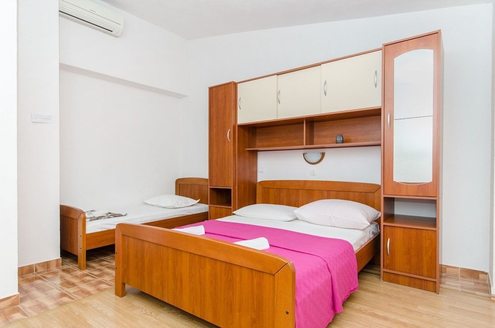 Apartment and Rooms Ivan 1