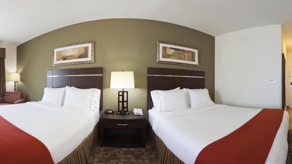 Holiday Inn Express & Suites TOPEKA NORTH by IHG 2