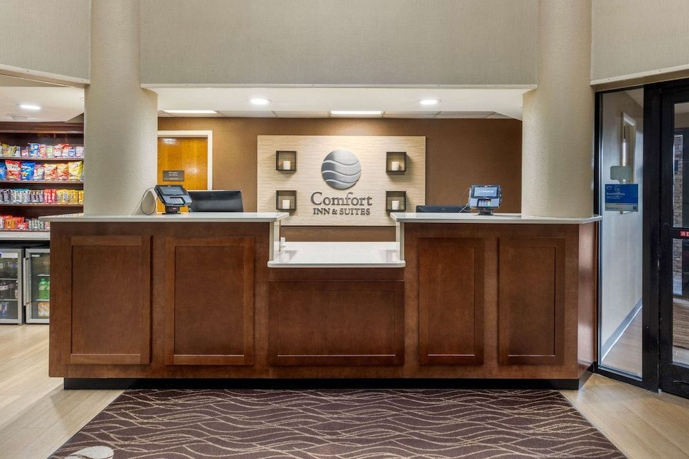 Comfort Inn & Suites Hamilton Place 1