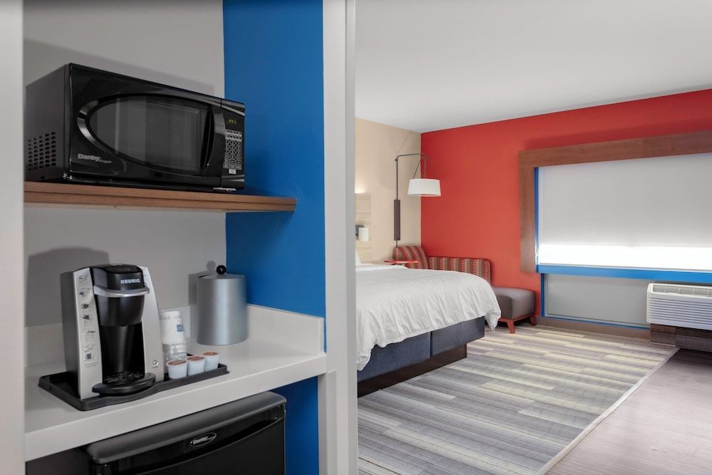 Holiday Inn Express & Suites WILMINGTON WEST - MEDICAL PARK by IHG 1