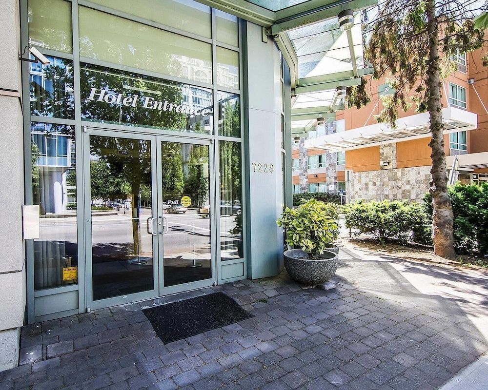 Comfort Hotel Vancouver Airport 1