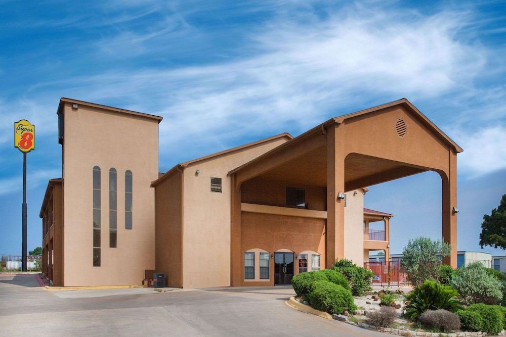 Super 8 by Wyndham Bastrop TX 1
