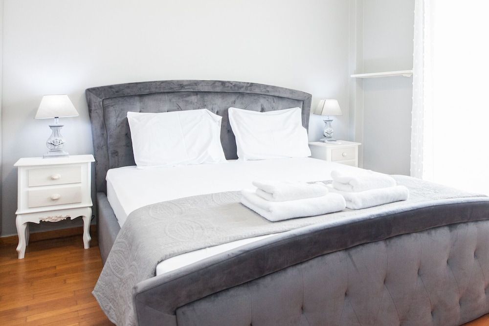 Modern apt with Increbilbe Athens Views 1