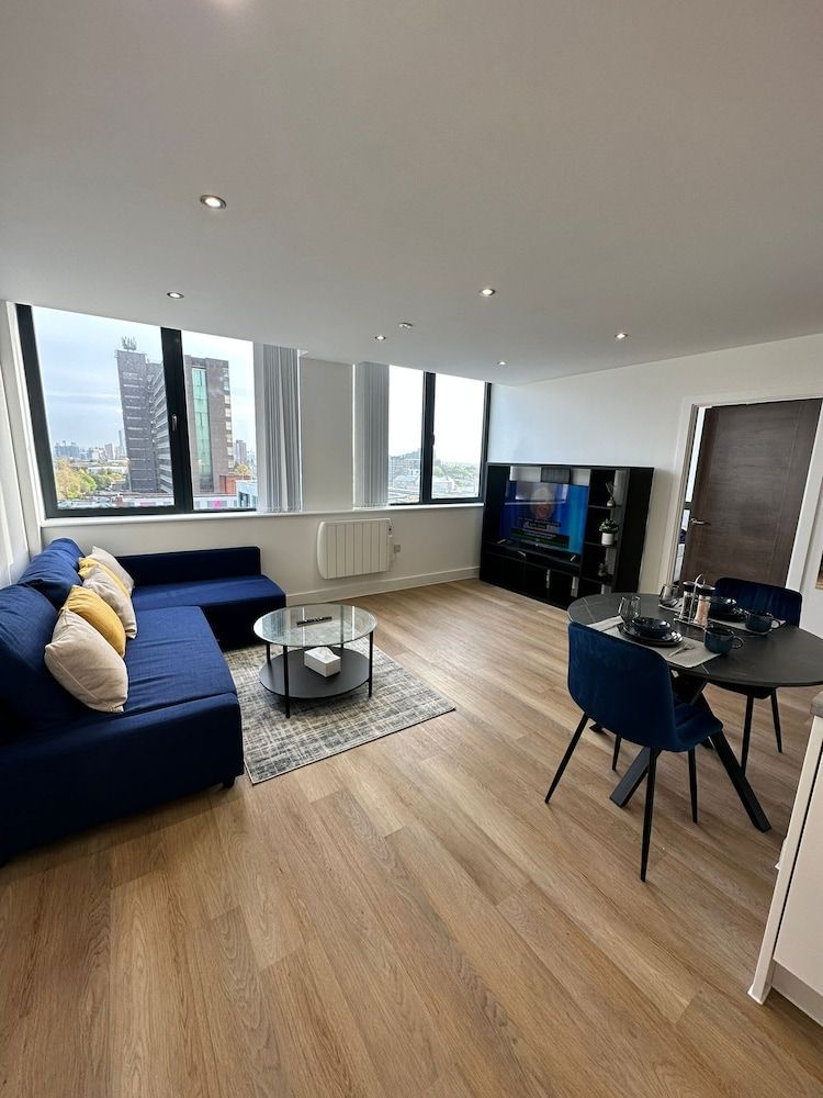 1 Bed Apartment near Old Trafford with Free car park 1