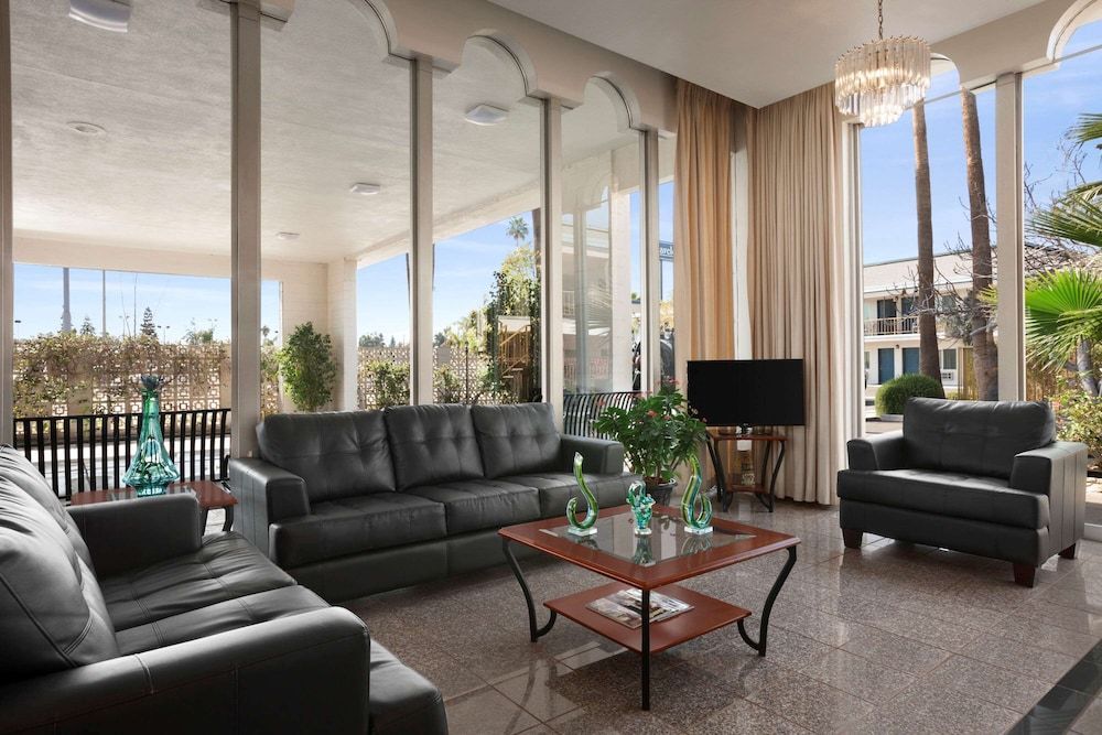 Travelodge by Wyndham Bakersfield 2