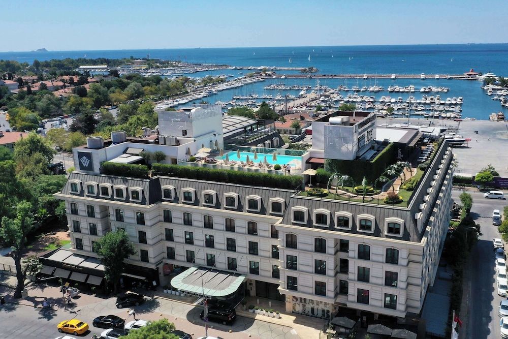 Wyndham Grand Istanbul Kalamış Marina Hotel 1
