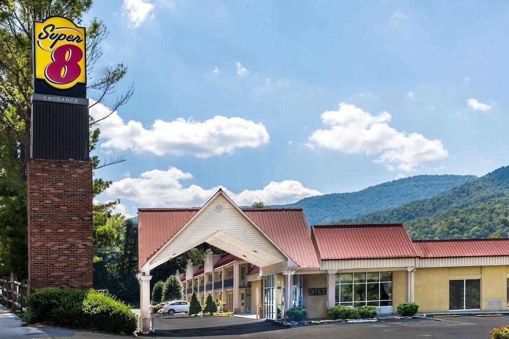 Super 8 by Wyndham Caryville TN 1