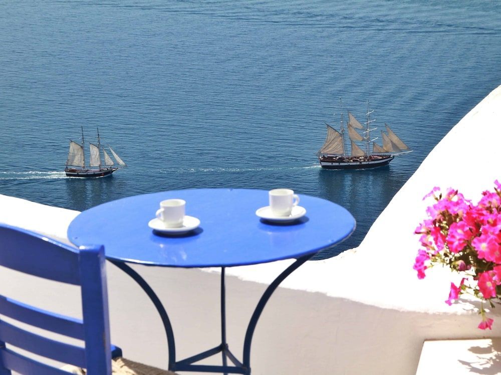 Blu Bianco Cave House 1