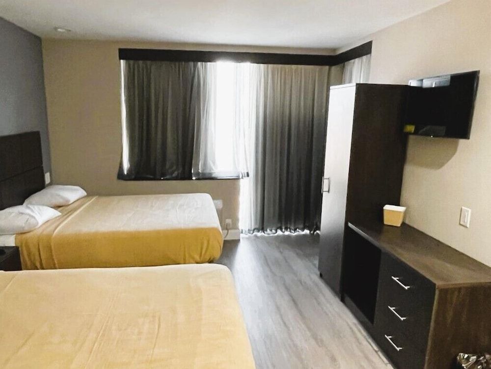 Royal Hotel Bronx 1