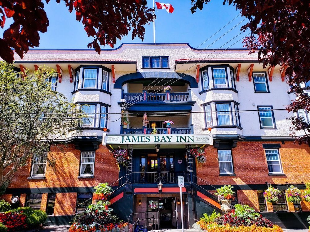 James Bay Inn Hotel, Suites & Cottage 1