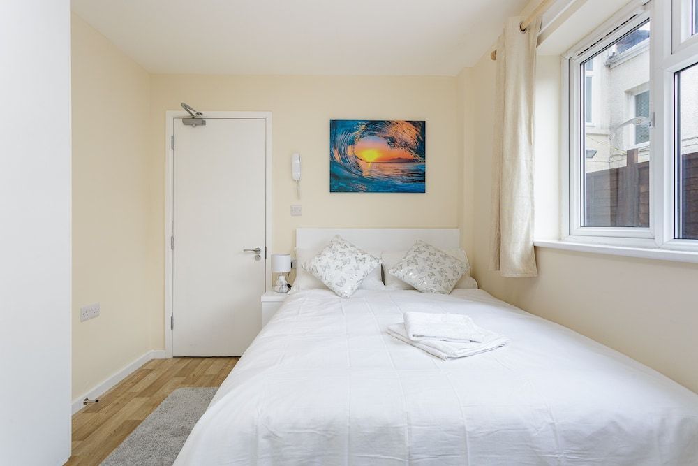 Blackberry - Stylish Self-Contained Flats in Soton City Centre 2